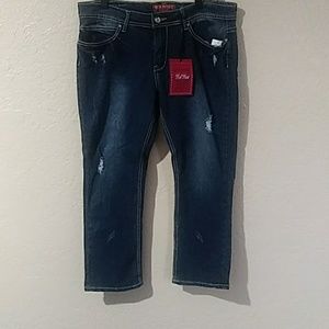 RED RIVET CAPRI JEANS SIZE 17 (NEW)